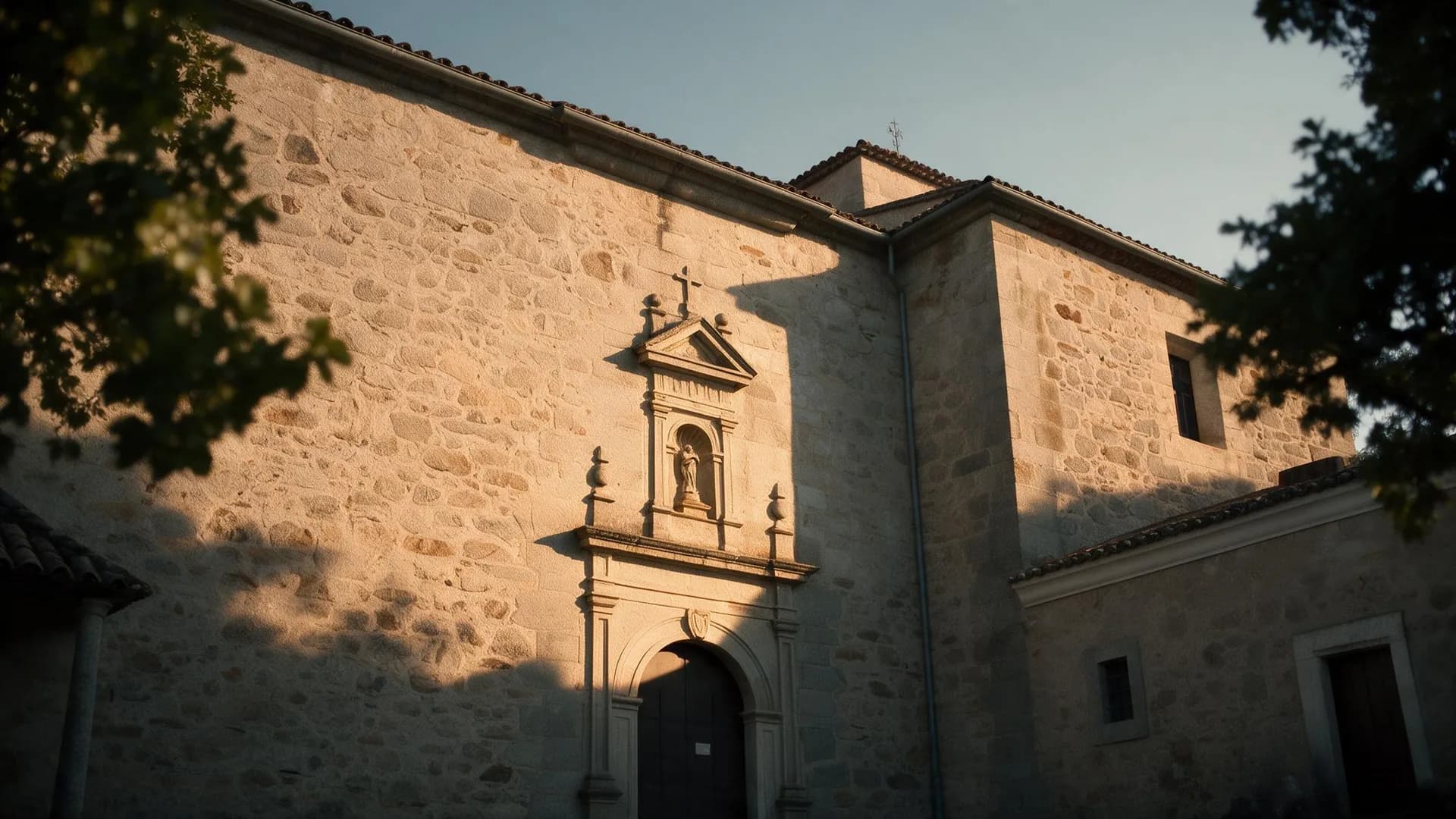 Fachada de piedra del convento de El Palancar con su portada