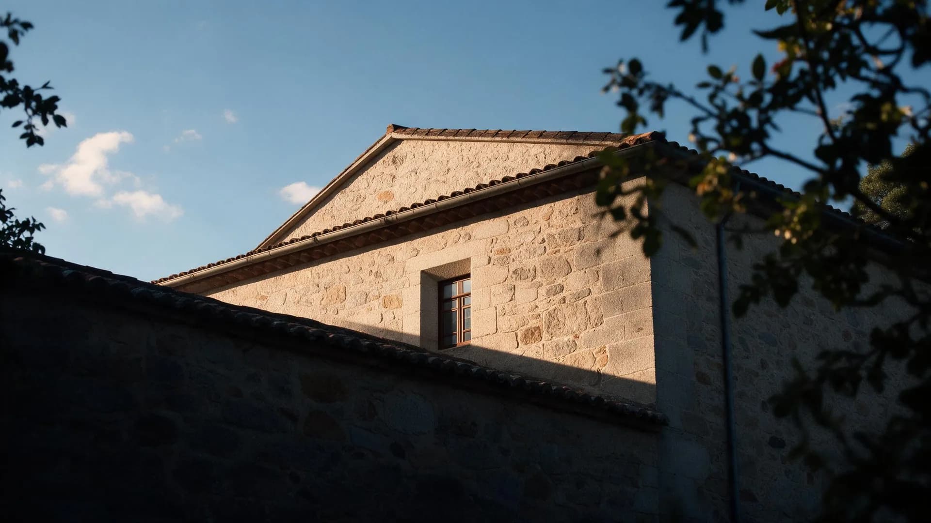 Muros y tejado del convento de El Palancar entre árboles