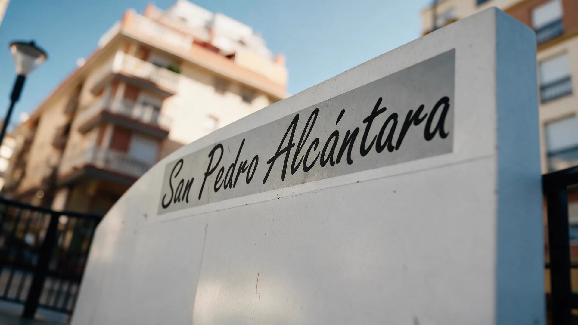 Monumento con el nombre de San Pedro Alcántara en el pueblo actual